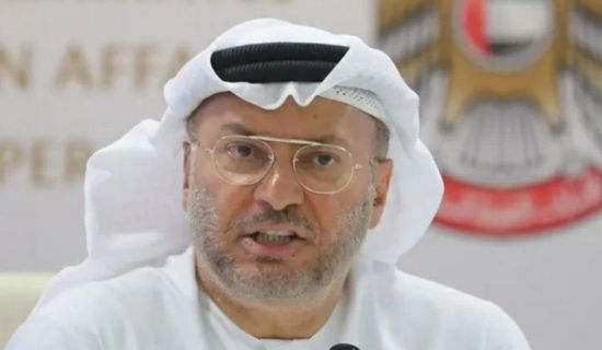 "حملات يائسة".. قرقاش يعلق على شائعات دعم إيران ماليًا