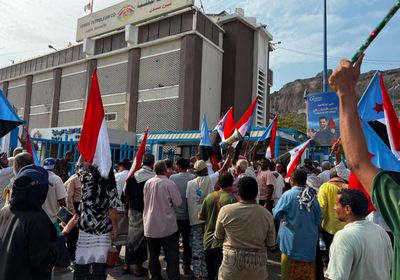 استمرارا لبرنامج التصعيد.. وقفة احتجاجية أمام شركة النفط بالمعلا