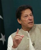 حزب عمران خان يتقدم بالتماس ضد حكومة باكستان بعد نقله لمستشفى عام