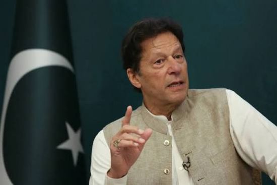حزب عمران خان يتقدم بالتماس ضد حكومة باكستان بعد نقله لمستشفى عام