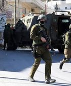 قوات الاحتلال تعتقل فلسطينيين خلال مداهمات شرق الخليل 