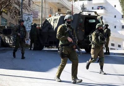 قوات الاحتلال تعتقل فلسطينيين خلال مداهمات شرق الخليل 