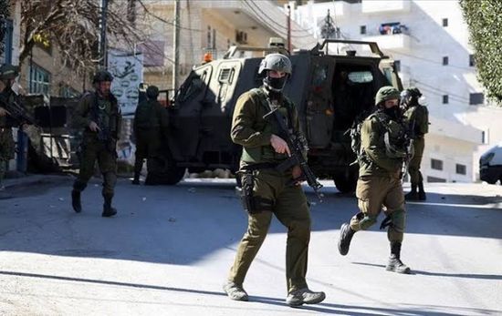 قوات الاحتلال تعتقل فلسطينيين خلال مداهمات شرق الخليل 