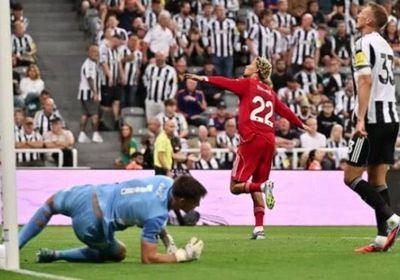 ليفربول ينتزع تعادلًا مثيرًا أمام نيوكاسل بالدوري في تكريم ذكرى كيجان