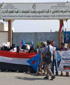 وقفة بجامعة أبين تطالب بتحسين أوضاع الأكاديميين وتخفيض الرسوم الدراسية