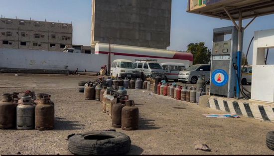 أزمة الغاز تشل حركة النقل وتضاعف معاناة السكان في عدن