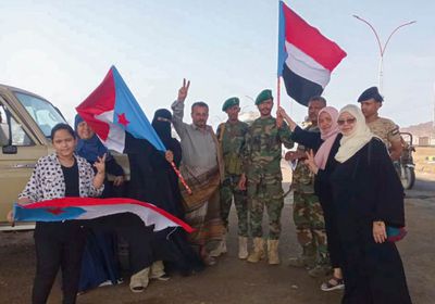 "انتقالي عدن" يطلق حملة لتوزيع أعلام الجنوب بالنقاط الأمنية والعسكرية