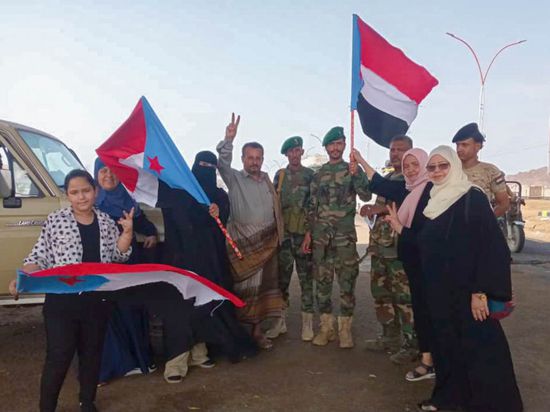 "انتقالي عدن" يطلق حملة لتوزيع أعلام الجنوب بالنقاط الأمنية والعسكرية