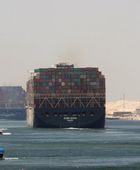 قناة السويس تسجل تعاف تدريجي في عبور سفن الحاويات