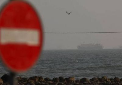اصطدام ناقلة نفط عملاقة بلغمين بحريين في مضيق هرمز