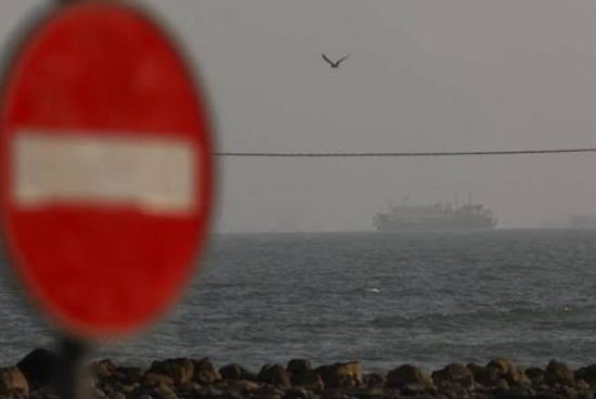 اصطدام ناقلة نفط عملاقة بلغمين بحريين في مضيق هرمز