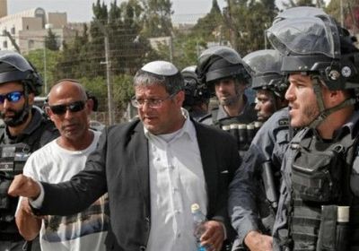 بن غفير ومستوطنون يقتحمون المسجد الأقصى