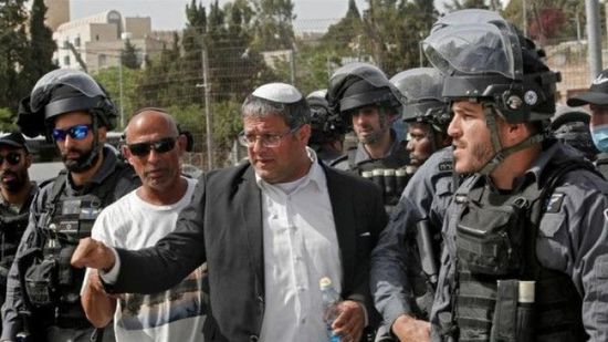 بن غفير ومستوطنون يقتحمون المسجد الأقصى