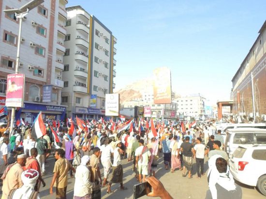حشود حضرموت تتحدى إطلاق النار وتواصل الزحف نحو مليونية المكلا