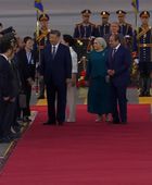 الرئيس السيسي وقرينته يستقبلان الرئيس الصيني في مطار القاهرة