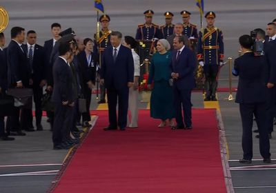الرئيس السيسي وقرينته يستقبلان الرئيس الصيني في مطار القاهرة