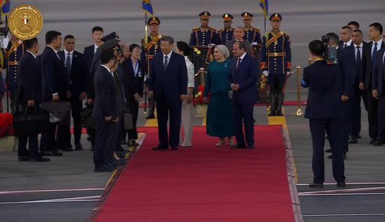الرئيس السيسي وقرينته يستقبلان الرئيس الصيني في مطار القاهرة