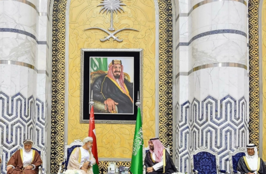 سلطان عُمان يصل جدة.. وولي العهد السعودي في مقدمة مستقبليه