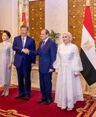 السيسي وقرينته يودعان رئيس الصين وقرينته في مطار القاهرة الدولي