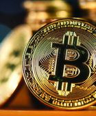 تباين أداء العملات المشفرة وسط توقعات رفع الفائدة