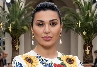 نادين الراسي تحبس دموعها وهي تغني لشقيقها جورج