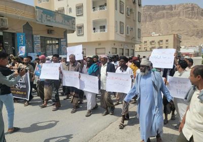 وقفة أمام مجمع الدوائر الحكومية بسيئون للمطالبة بالإفراج عن دويل ومرجان