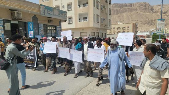 وقفة أمام مجمع الدوائر الحكومية بسيئون للمطالبة بالإفراج عن دويل ومرجان