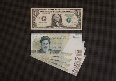 الريال الإيراني يهوي لمستوى 2.2 مليون ابل الدولار