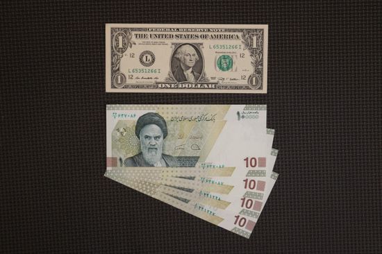 الريال الإيراني يهوي لمستوى 2.2 مليون ابل الدولار