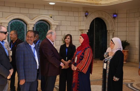 السفير الأمريكي في إسرائيل يزور بلدة فلسطينية بالضفة الغربية