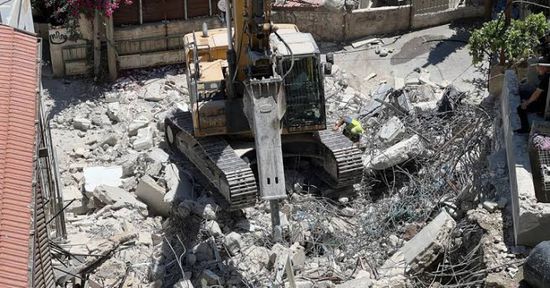 سلطات الاحتلال تجبر مواطنًا على هدم منزله