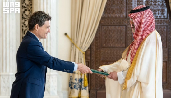 سفير المملكة يُقدّم أوراق اعتماده لرئيس رومانيا