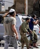 مستوطنون يقتحمون بلدة حجة ويعتدون على الفلسطينيين بالضفة الغربية