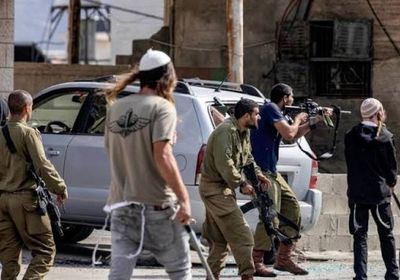 مستوطنون يقتحمون بلدة حجة ويعتدون على الفلسطينيين بالضفة الغربية