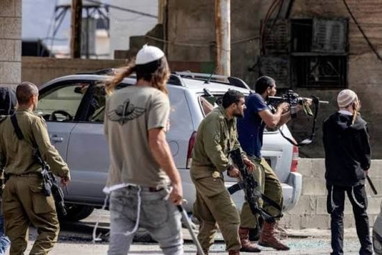 مستوطنون يقتحمون بلدة حجة ويعتدون على الفلسطينيين بالضفة الغربية