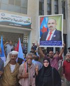 وقفة احتجاجية أمام مكتب التربية بعدن رفضاً لإنزال علم الجنوب