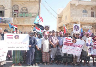 جماهير سقطرى تحمل سلطات الوصاية مسؤولية المعاناة المعيشية