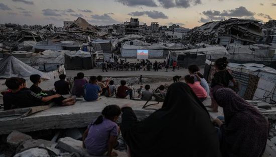سينما وسط الخيام تمنح أطفال غزة لحظات من الفرح