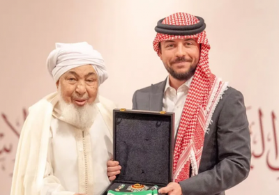 عاهل الأردن يمنح الشيخ بن بيه "وسام النهضة"