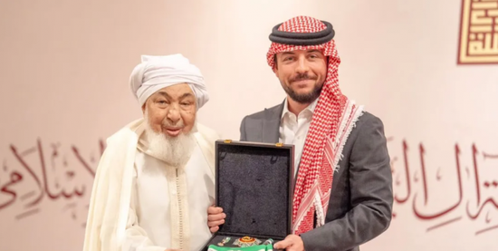 عاهل الأردن يمنح الشيخ بن بيه "وسام النهضة"