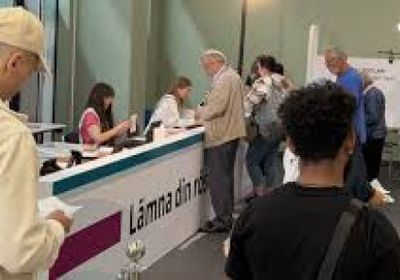 يسار الوسط يتقدم على اليمين المتطرف في انتخابات متقاربة بالسويد