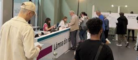 يسار الوسط يتقدم على اليمين المتطرف في انتخابات متقاربة بالسويد