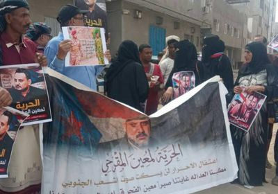 وقفة تضامنية أمام محكمة المنصورة تطالب بإنهاء احتجاز المقرحي