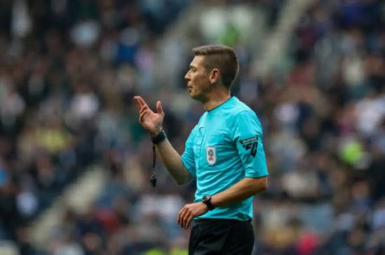 لجنة الحكام بالدوري الإنجليزي تعاقب حكم فيديو ديربي مانشستر
