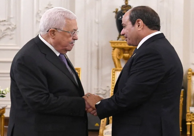 الرئيس الفلسطيني يصل القاهرة تمهيداً للقاء السيسي