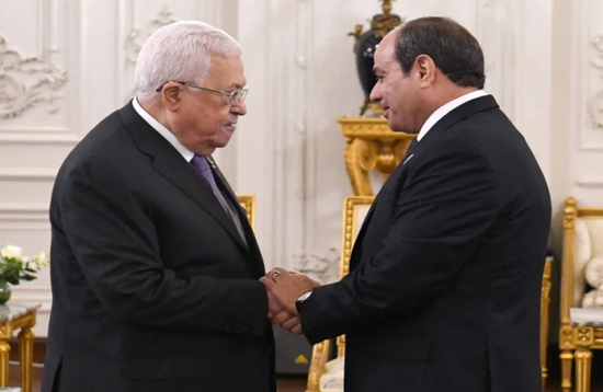 الرئيس الفلسطيني يصل القاهرة تمهيداً للقاء السيسي