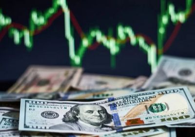 الدولار يحلق قرب قمة أسبوعين تزامنا مع تراجع الين
