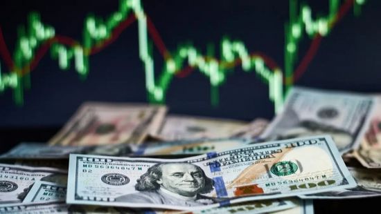 الدولار يحلق قرب قمة أسبوعين تزامنا مع تراجع الين