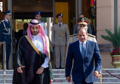 ولي العهد السعودي يغادر القاهرة.. والرئيس المصري في مقدمة مودعيه