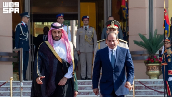 ولي العهد السعودي يغادر القاهرة.. والرئيس المصري في مقدمة مودعيه